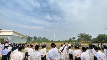 Santri Pesantren Darul Irsyad melaksanakan Upacara HUT RI 79